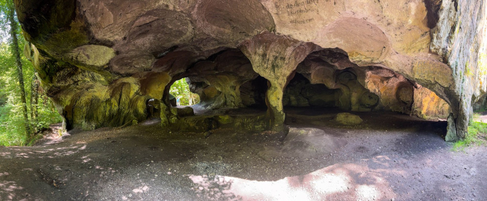 Die Hohllay Höhle mit ihren Tunneln und Felsgebilden in der Kleinen Luxemburgischen Schweiz